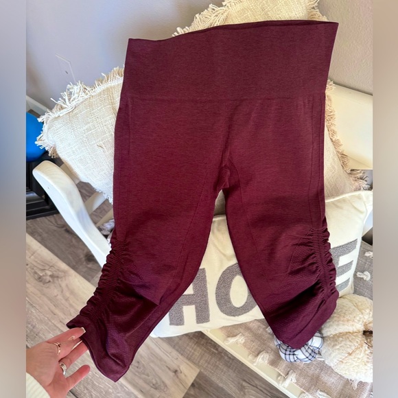 Lululemon ruched capri leggings NWOT! - Picture 2 of 3